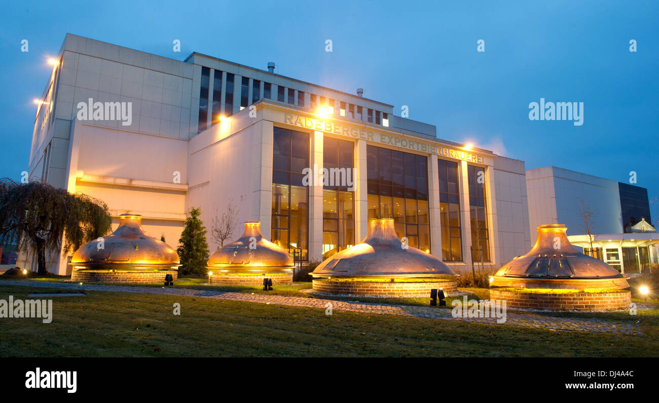 Radeberg, Germany. 19th Nov, 2013. Historic copper kettles sit outside