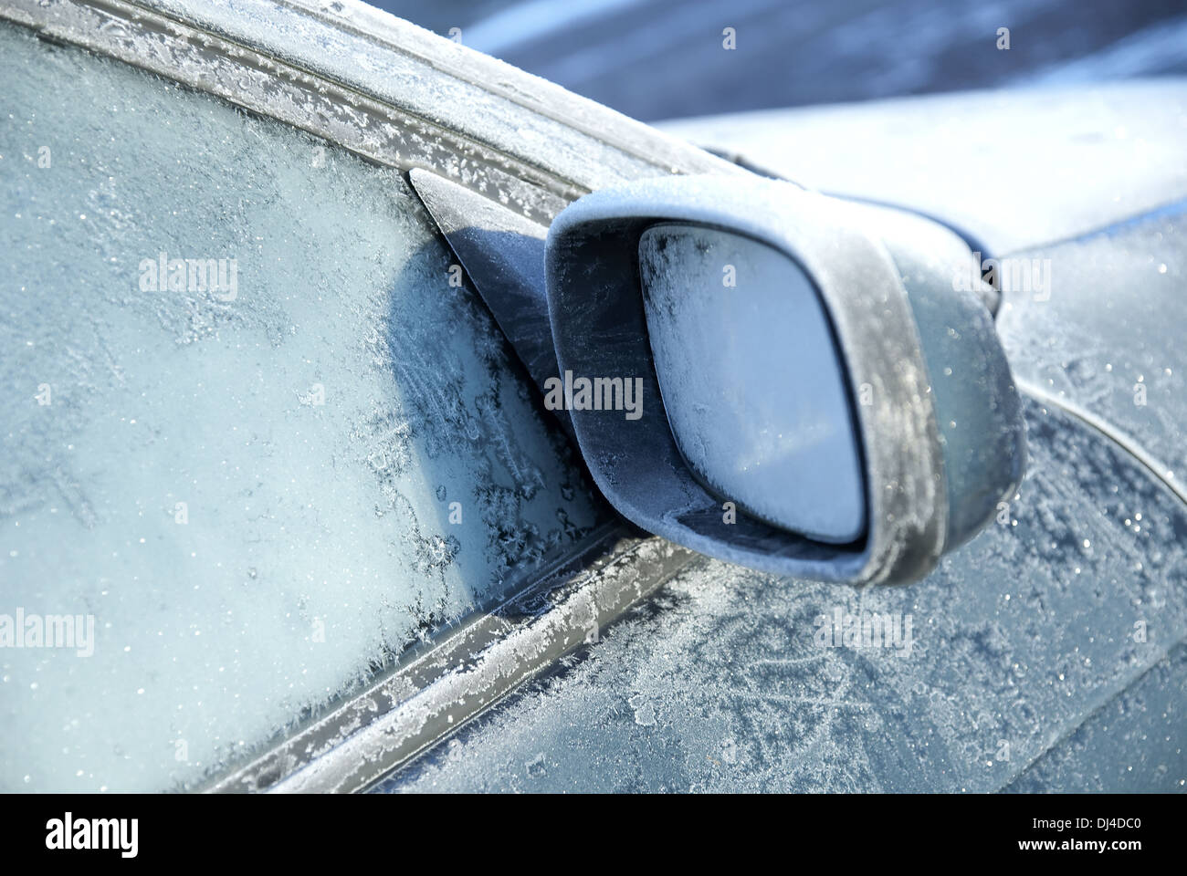 Außenspiegel des Autos mit Regen Stockfotografie - Alamy