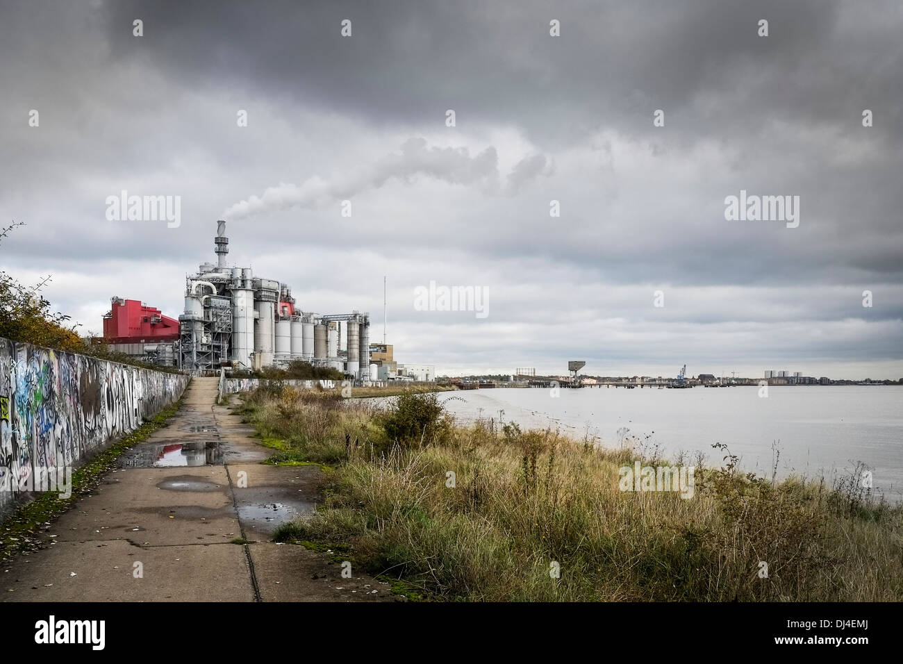The foreshore of the River Thames and the Proctor and Gamble factory. Stock Photo
