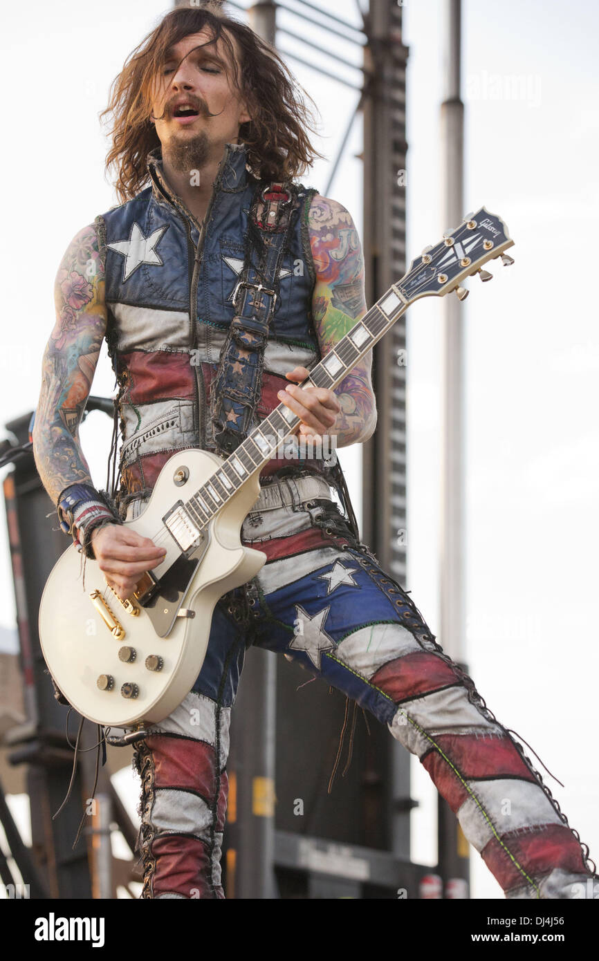 Pryor, Oklahoma, USA. 26th May, 2012. Vocalist JUSTIN HAWKINS of The Darkness performs at The Rave in Milwaukee, Wisconsin © Daniel DeSlover/ZUMAPRESS.com/Alamy Live News Stock Photo