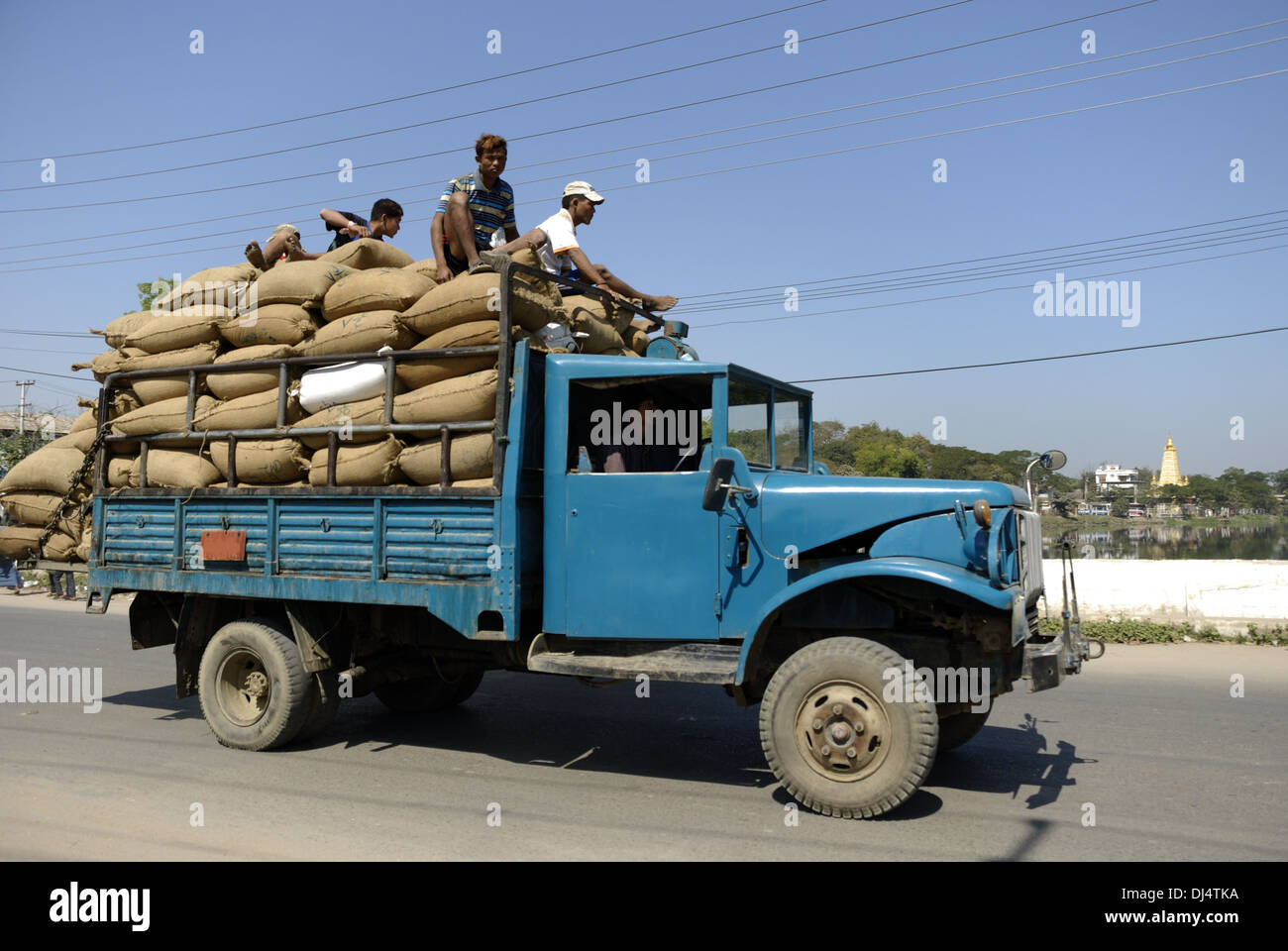 Premium AI Image  Overloaded truck with goods jutting out