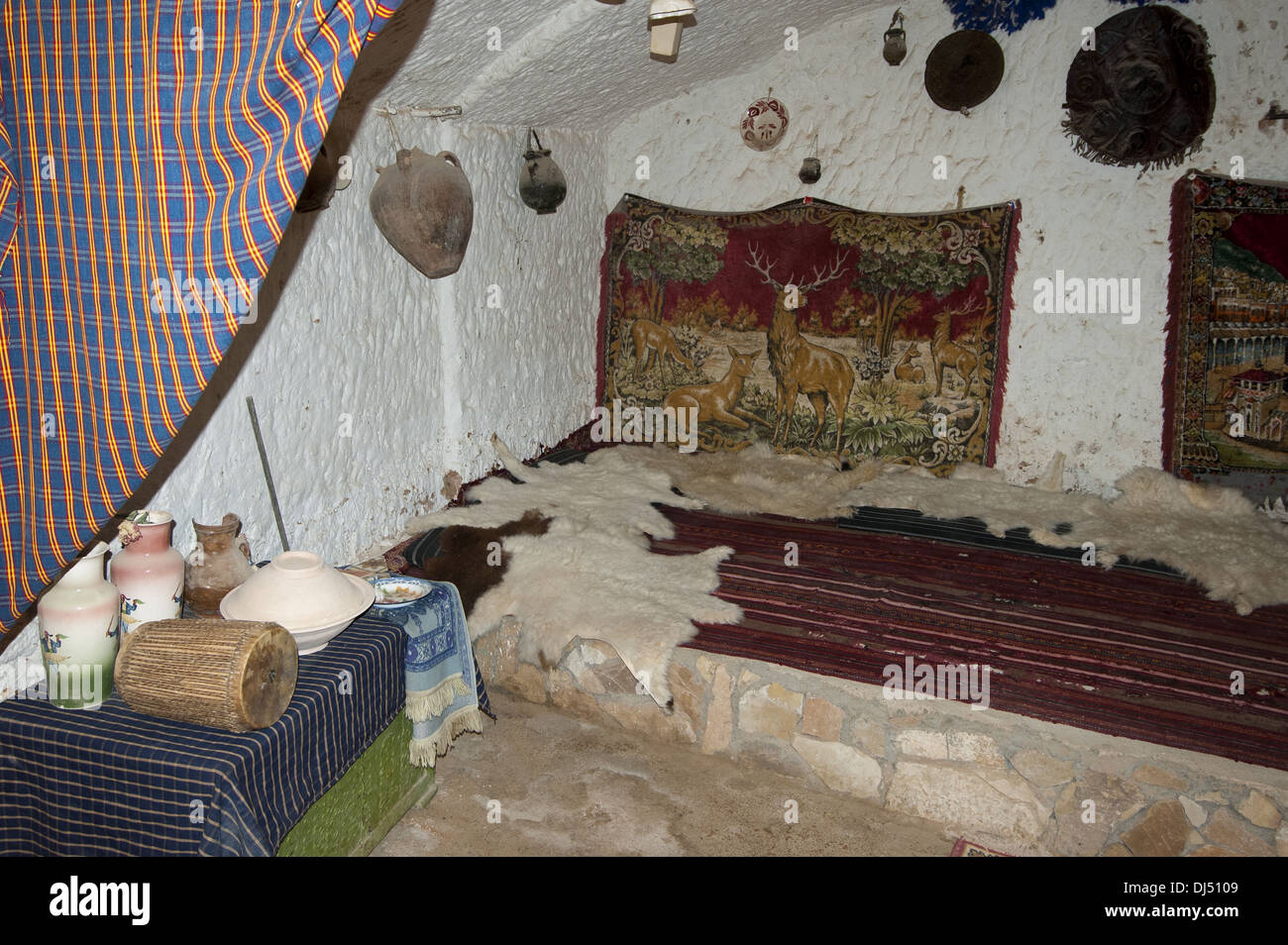 Bedroom in a cave dwelling, Ghariyan, Libya Stock Photo