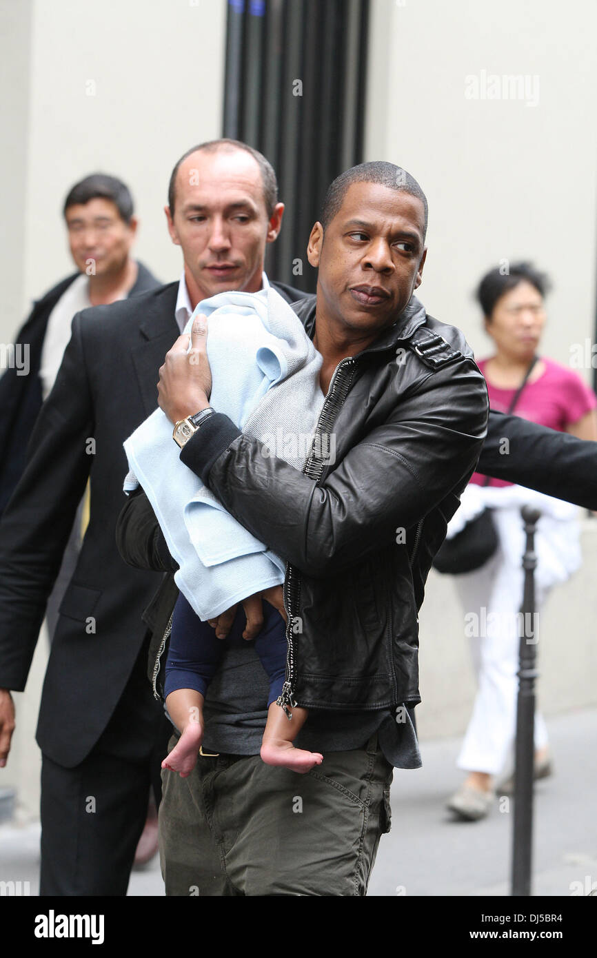 Jay-Z covers his daughters face with a towel Beyonce Knowles and Jay-Z
