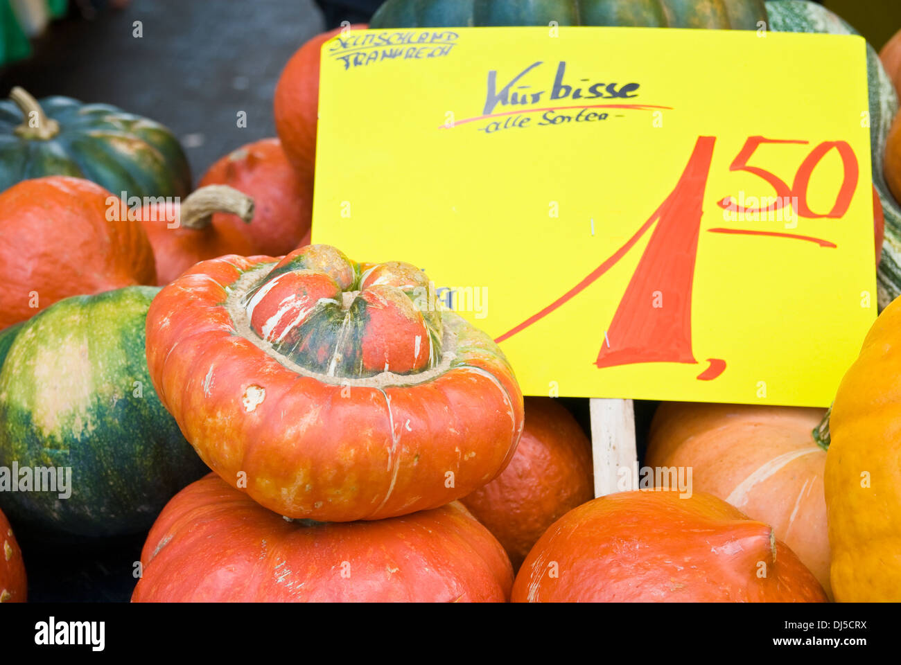 Pumpkins on the market stall Stock Photo - Alamy