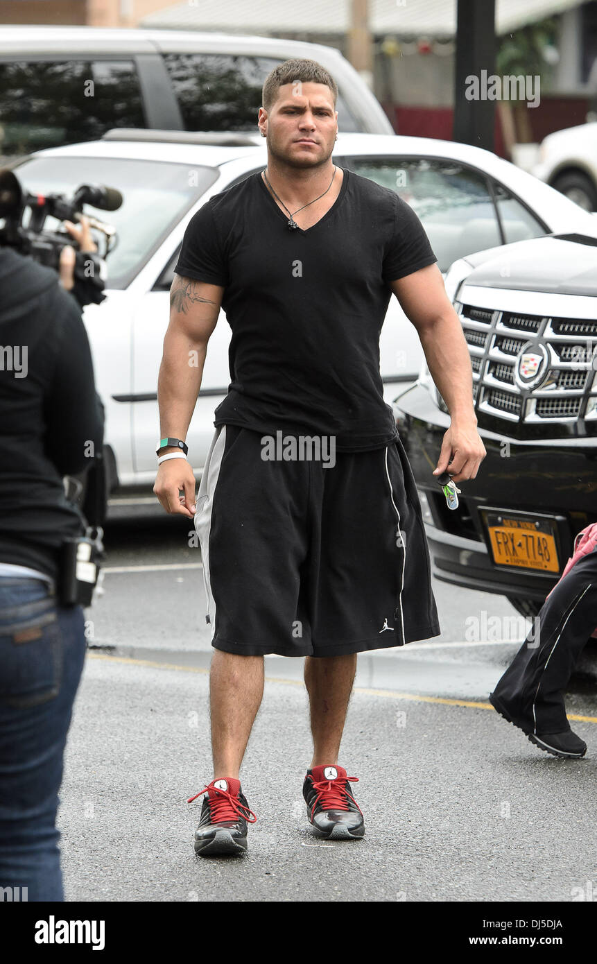 samlet set rendering klient Ronnie Ortiz-Magro The cast of 'Jersey Shore' out and about in NJ Seaside  Heights, New Jersey - 04.06.12 Stock Photo - Alamy