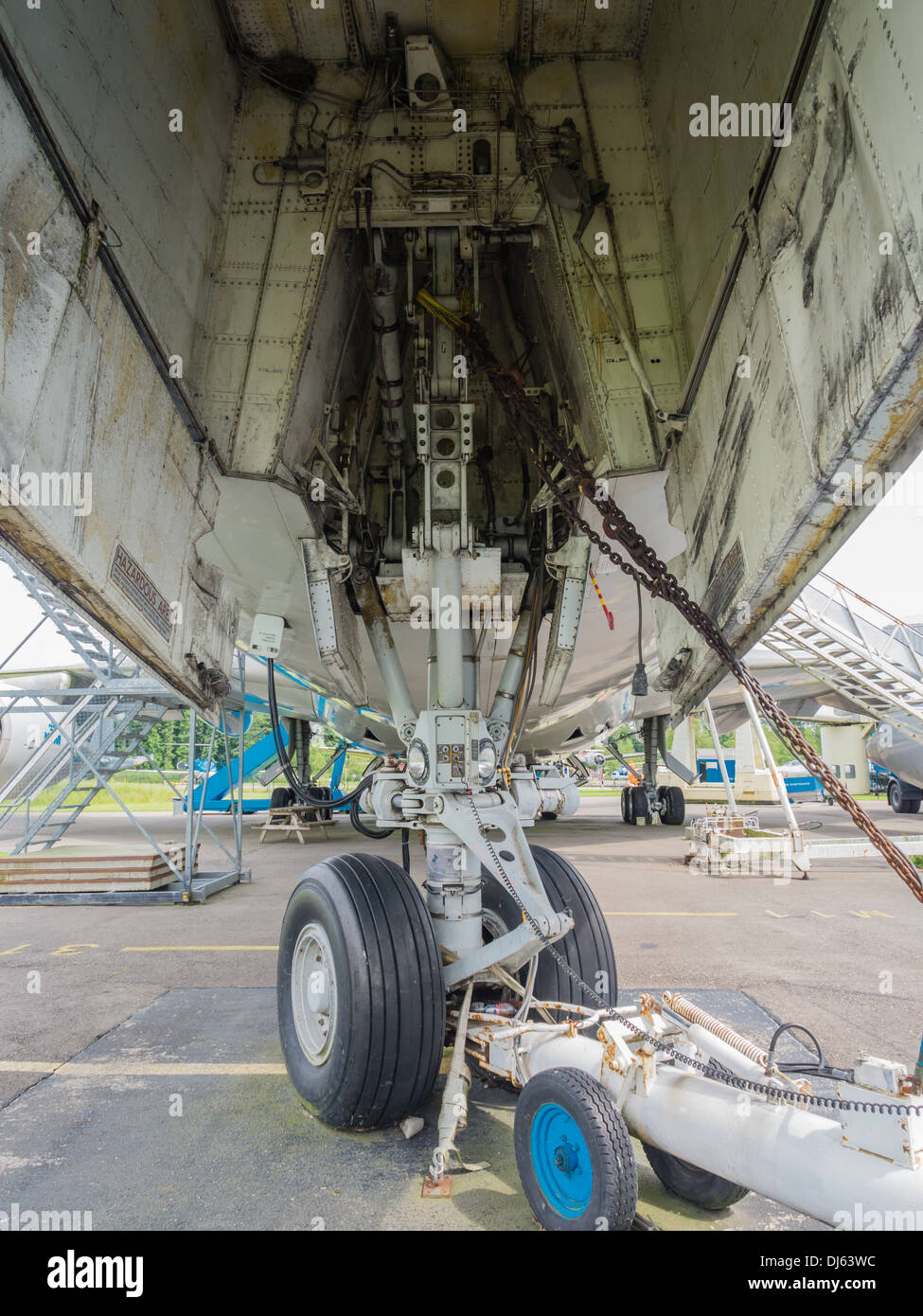 Boeing 747 landing gear hires stock photography and images Alamy