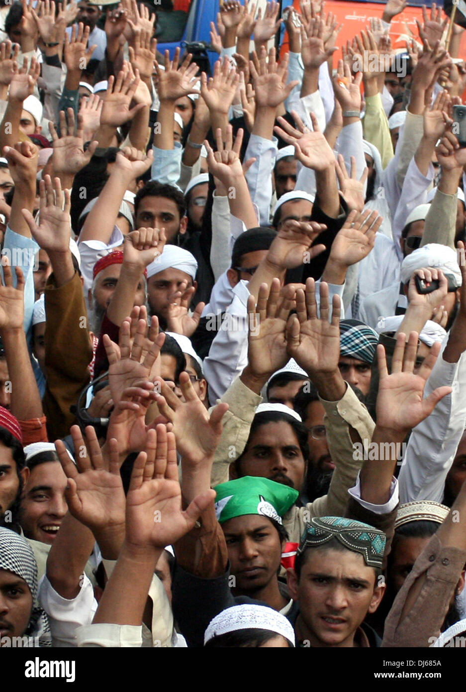Lahore, Pakistan. 22nd November 2013. Supporters of religious group Ahl-i-Sunnat Wal Jamaat (ASWJ) shout slogans during a protest in eastern Pakistan's Lahore on Nov. 22, 2013. Hundreds of thousands Pakistanis protested across the country on Friday against last week's violence in garrison city of Rawalpindi that killed 11 people. (Xinhua/Jamil Ahmed/Alamy Live News) Stock Photo