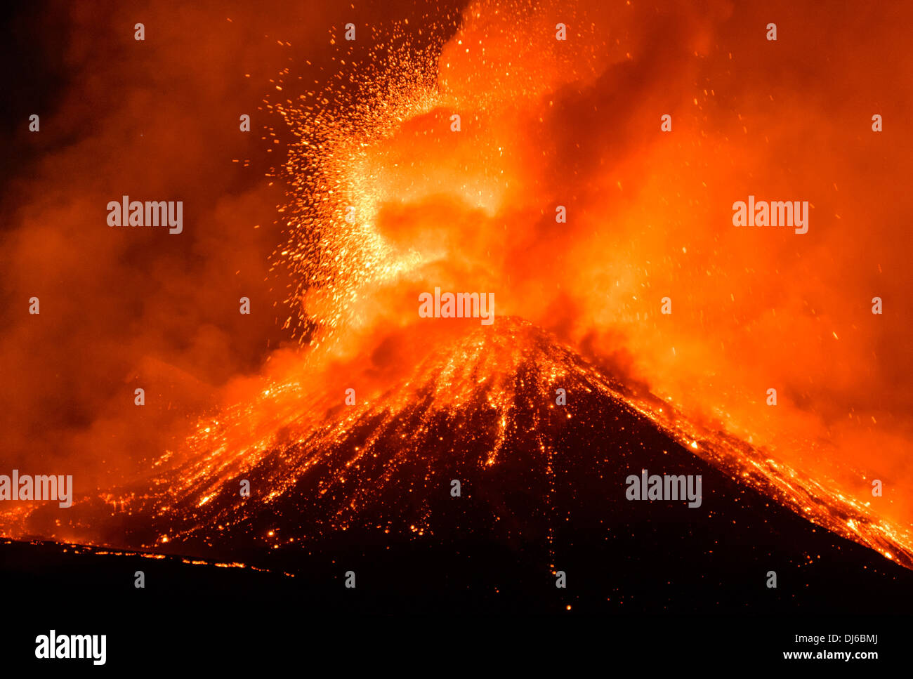 Eruption of Mt Etna volcano in November 2013, night-time violent paroxysm of New SE crater with lava fountains and lava flows. Stock Photo