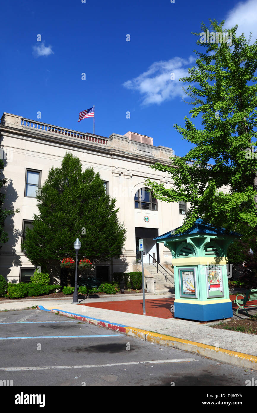 City Hall and tourist information kiosk , Cumberland , Allegany County