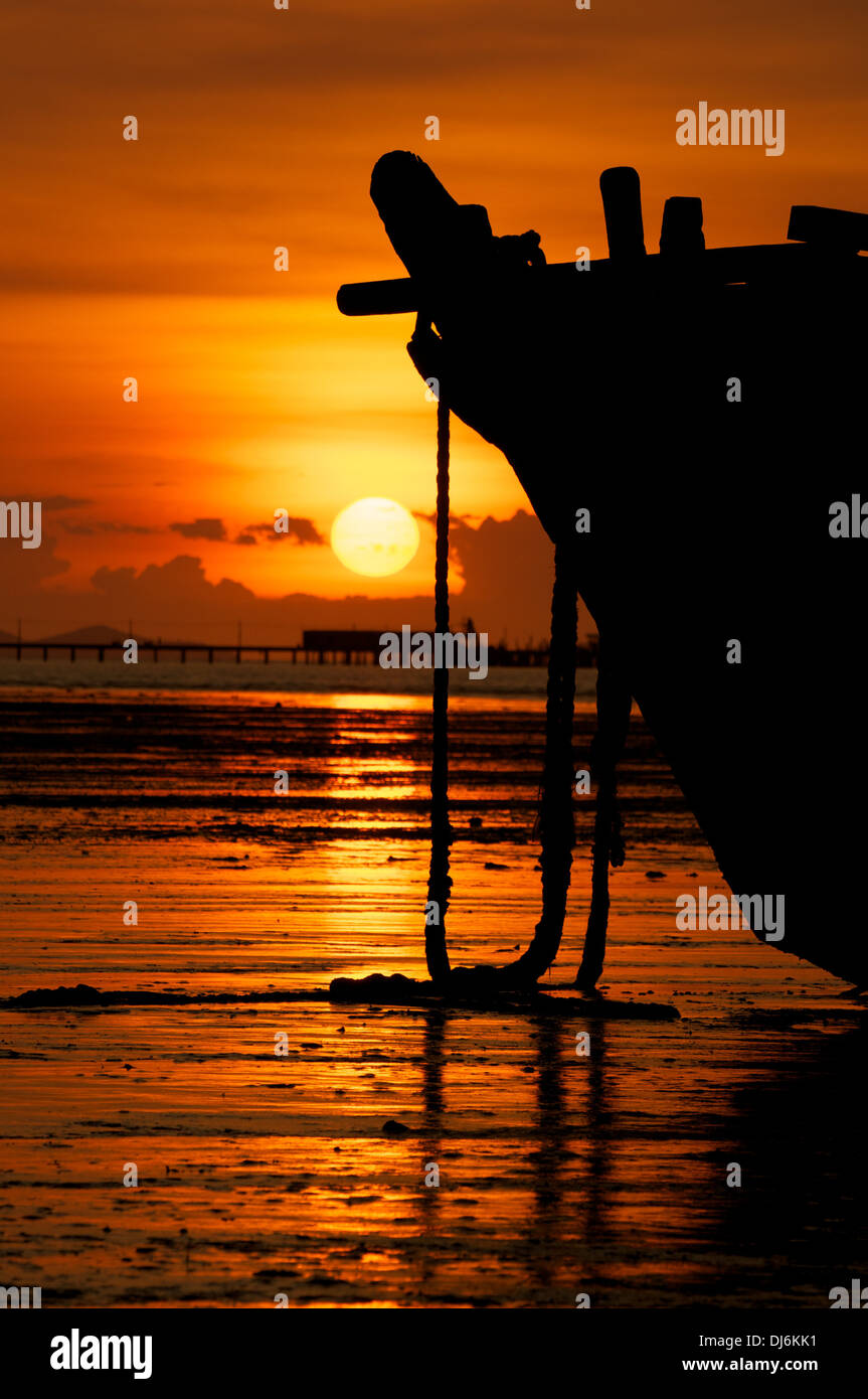 Beach boat sunset hi-res stock photography and images - Alamy