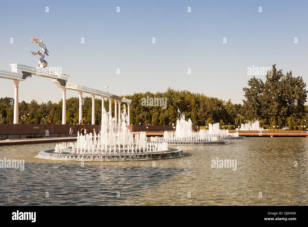Water fountains and Ezgulik Independence Arch, Independence Square, Mustakillik Maydoni, Tashkent, Uzbekistan Stock Photo
