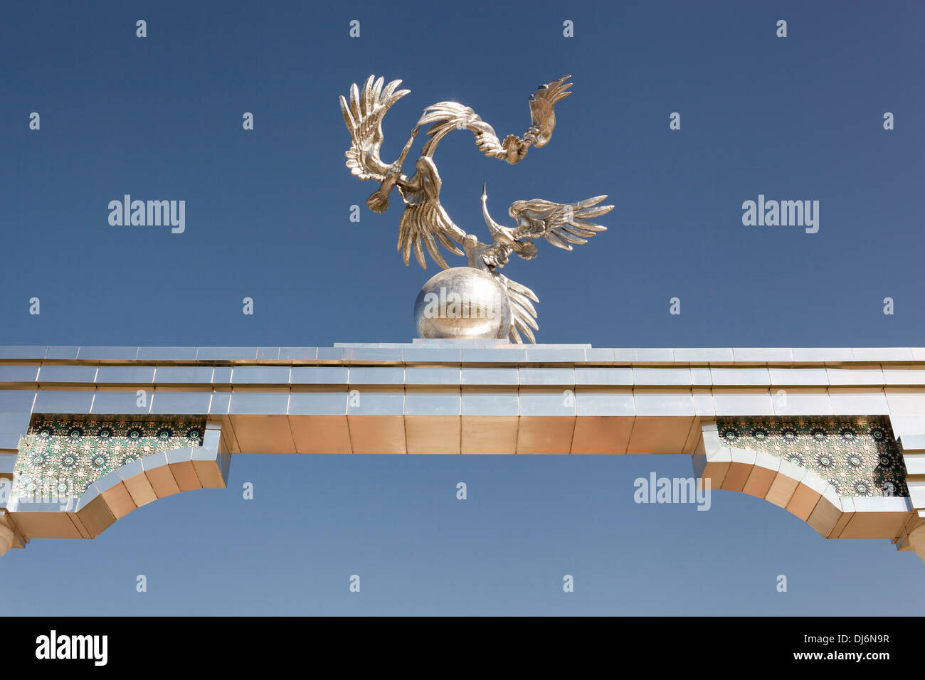 Sculpture of storks and cranes on Ezgulik Independence Arch, Independence Square, Mustakillik Maydoni, Tashkent, Uzbekistan Stock Photo