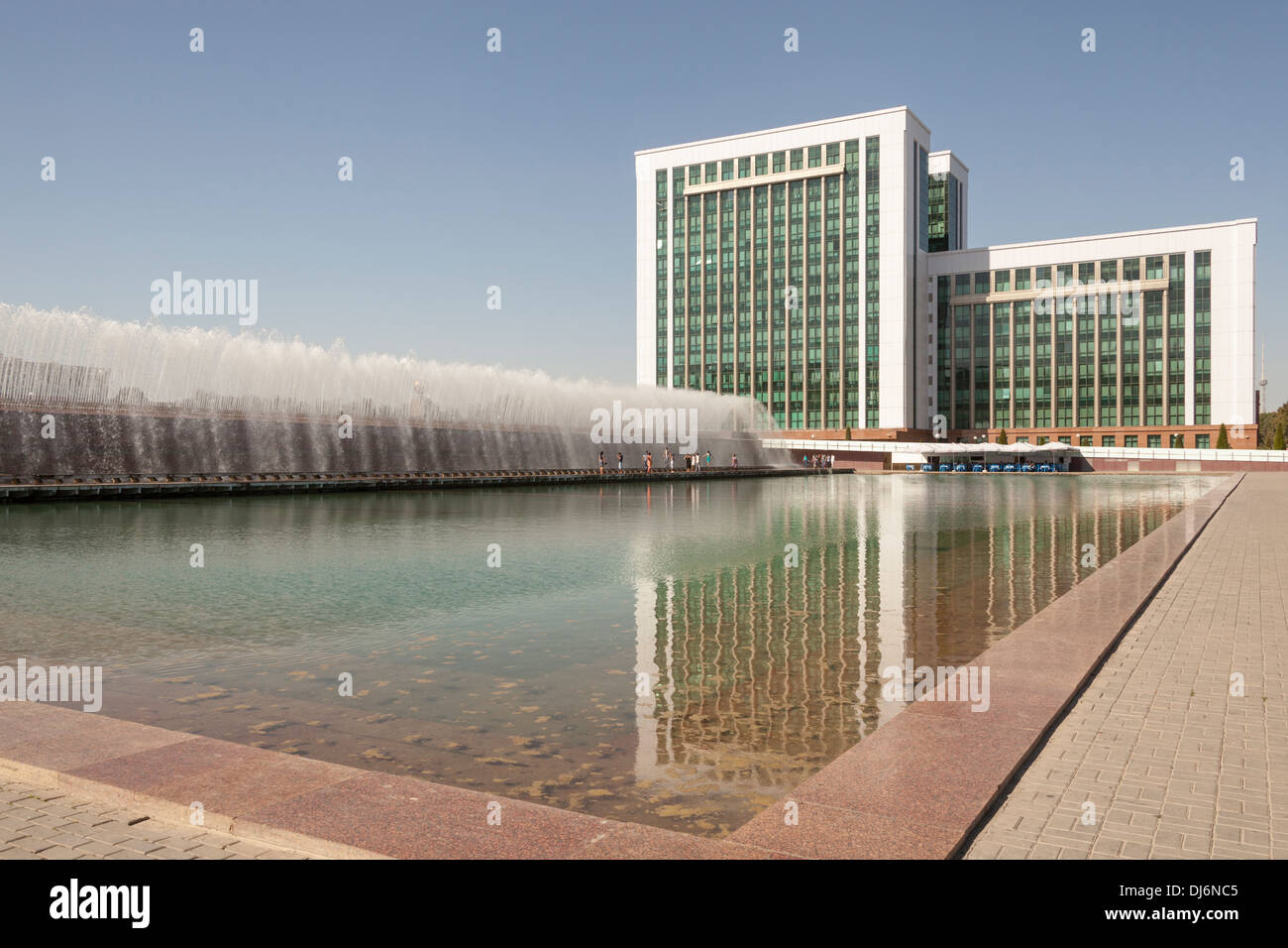 Water fountain and Finance Ministry, Moliya Vazirligi, Independence Square, Mustakillik Maydoni, Tashkent, Uzbekistan Stock Photo