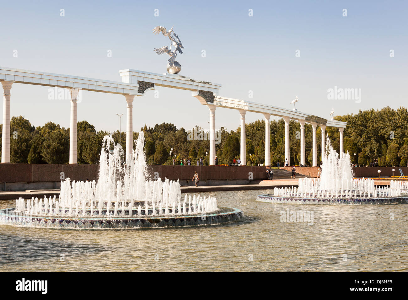 Water fountains and Ezgulik Independence Arch, Independence Square, Mustakillik Maydoni, Tashkent, Uzbekistan Stock Photo