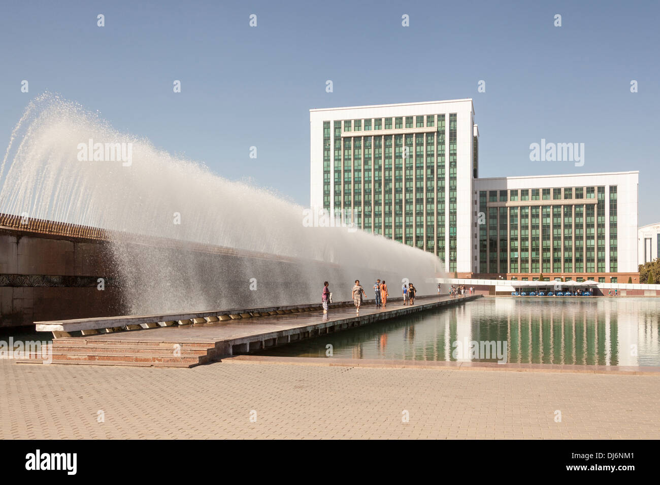 Water fountain and Finance Ministry, Moliya Vazirligi, Independence Square, Mustakillik Maydoni, Tashkent, Uzbekistan Stock Photo