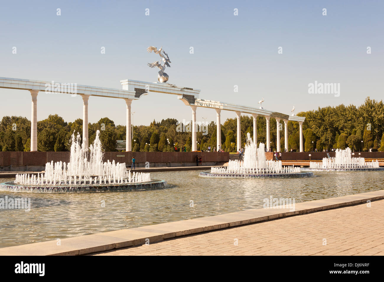 Water fountains and Ezgulik Independence Arch, Independence Square, Mustakillik Maydoni, Tashkent, Uzbekistan Stock Photo