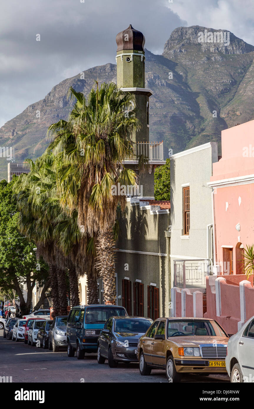 South Africa. Cape Town, Bo-kaap. Al-Awwal Mosque, the first mosque in Cape Town. Dorp Street. Table Mountain in background. Stock Photo