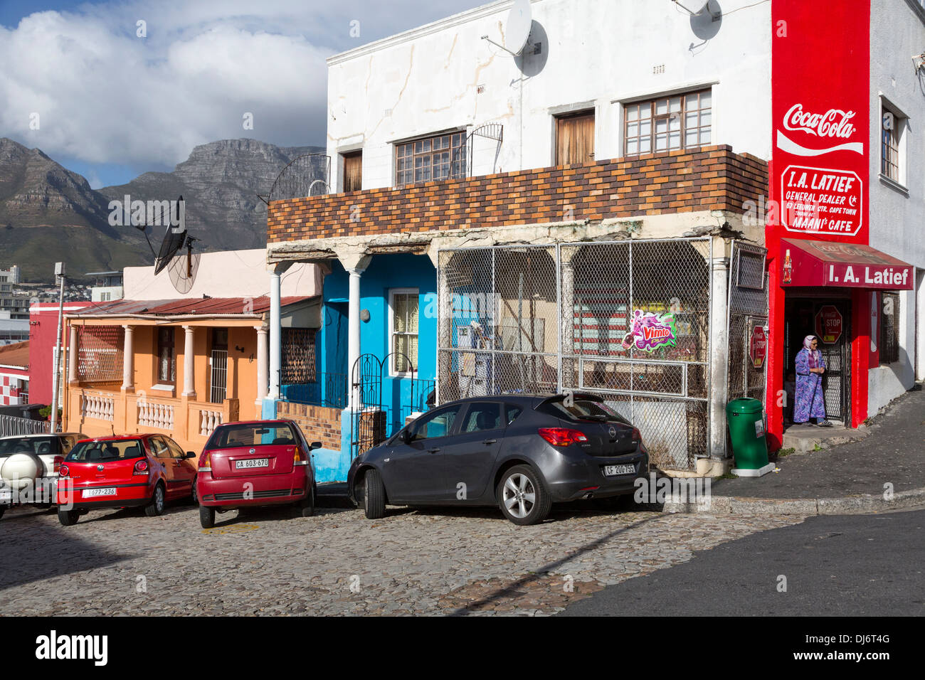 South Africa, Cape Town, Bo-kaap. Corner Grocery Store. Table Mountain in background. Stock Photo