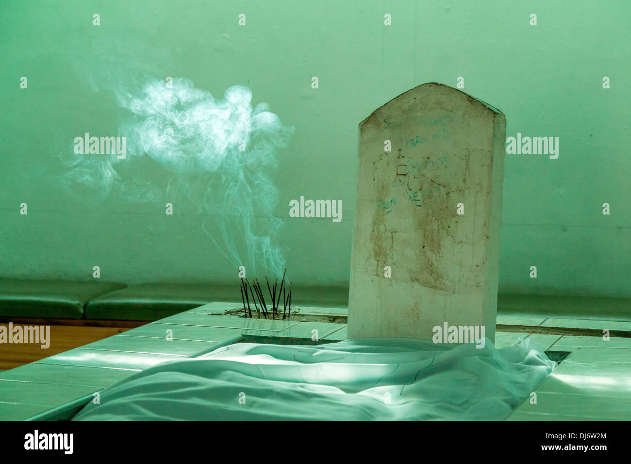 South Africa, Cape Town, Bo-kaap. Incense Burning at the Tomb of Tuan Sayeed Alawi, died 1803. Tana Baru Cemetery above Bo-kaap. Stock Photo