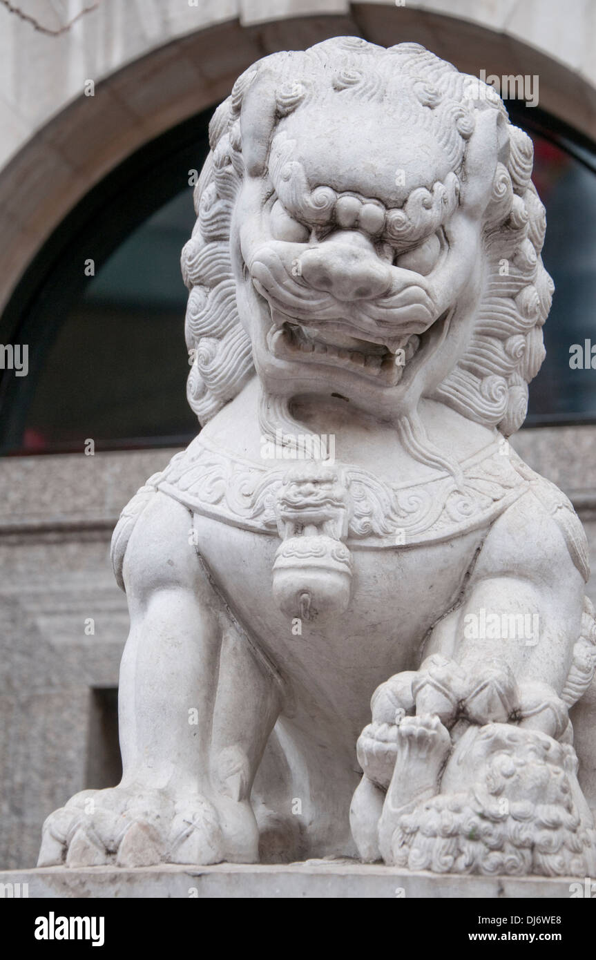 Stone statue asian lion hi-res stock photography and images - Alamy