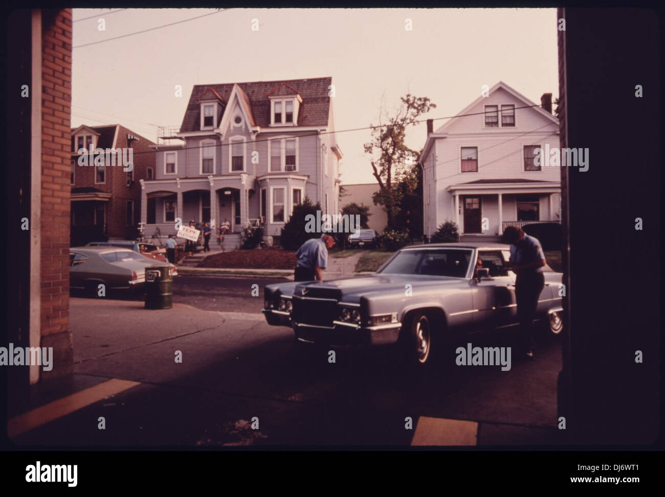 CAR ENTERS THE SAFETY LANE AT THE NORWOOD, OHIO AUTO EMISSION