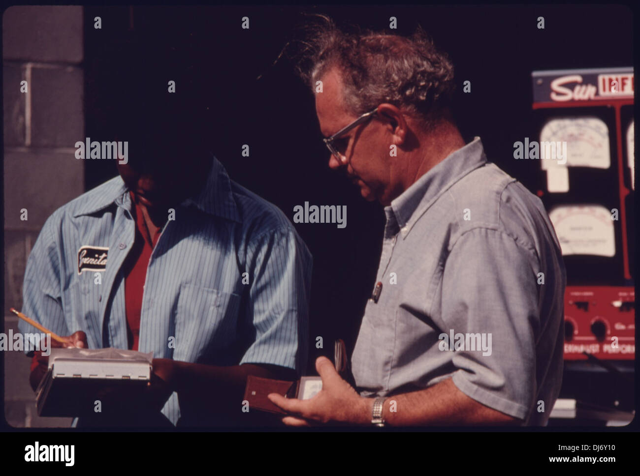 EMPLOYEE AT THE HAMILTON COUNTY AUTO EMISSION INSPECTION STATION AT NEWTOWN, OHIO. SHE IS