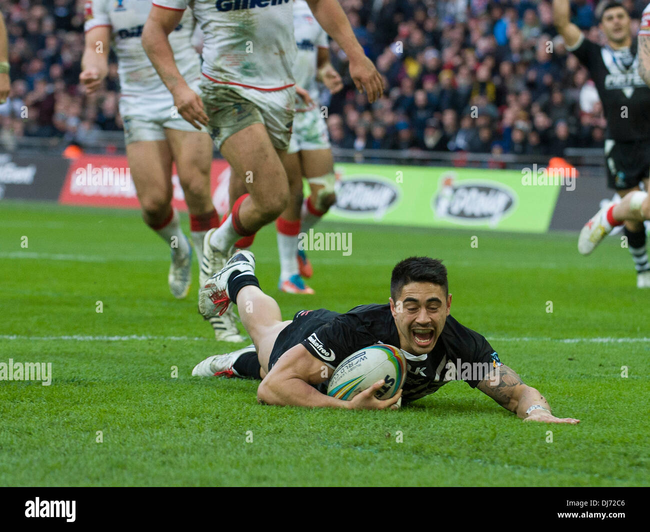 London, UK. 23rd Nov, 2013. New Zealand's Shaun Johnson [7] scores the winning try late in the game to win the Rugby League World Cup Semi Final between England and New Zealand from Wembley Stadium. New Zealand won 20-18 Credit:  Action Plus Sports/Alamy Live News Stock Photo