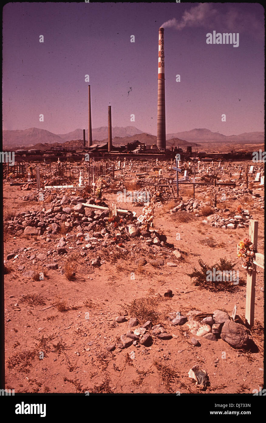 SMELTER CEMETERY, WHERE EMPLOYEES OF THE ASARCO SMELTER WORKS (IN BACKGROUND) CAN BE BURIED 363 Stock Photo