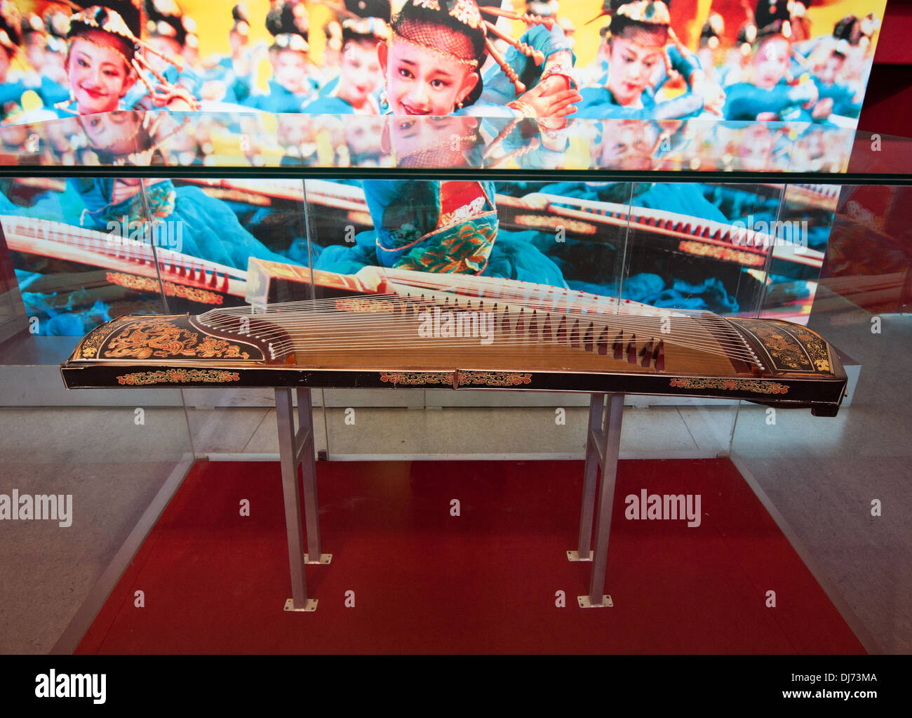 Guzheng hires stock photography and images Alamy