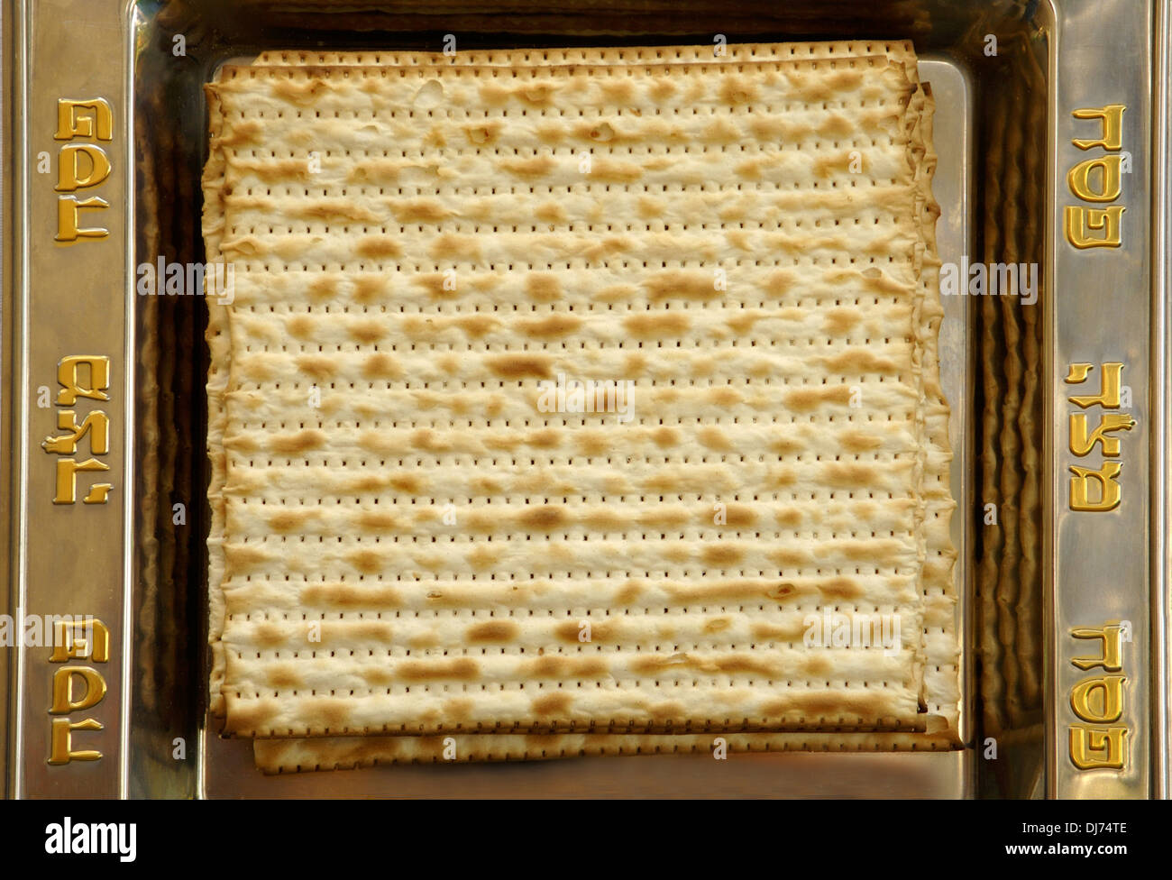 Jewish matzo bread hi-res stock photography and images - Alamy