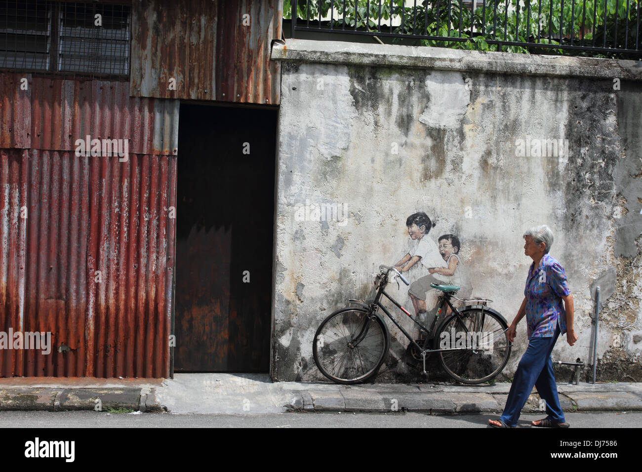 artist Hasifi Sani created children riding bike, mural on wall, street of Penang, Malaysia Stock Photo