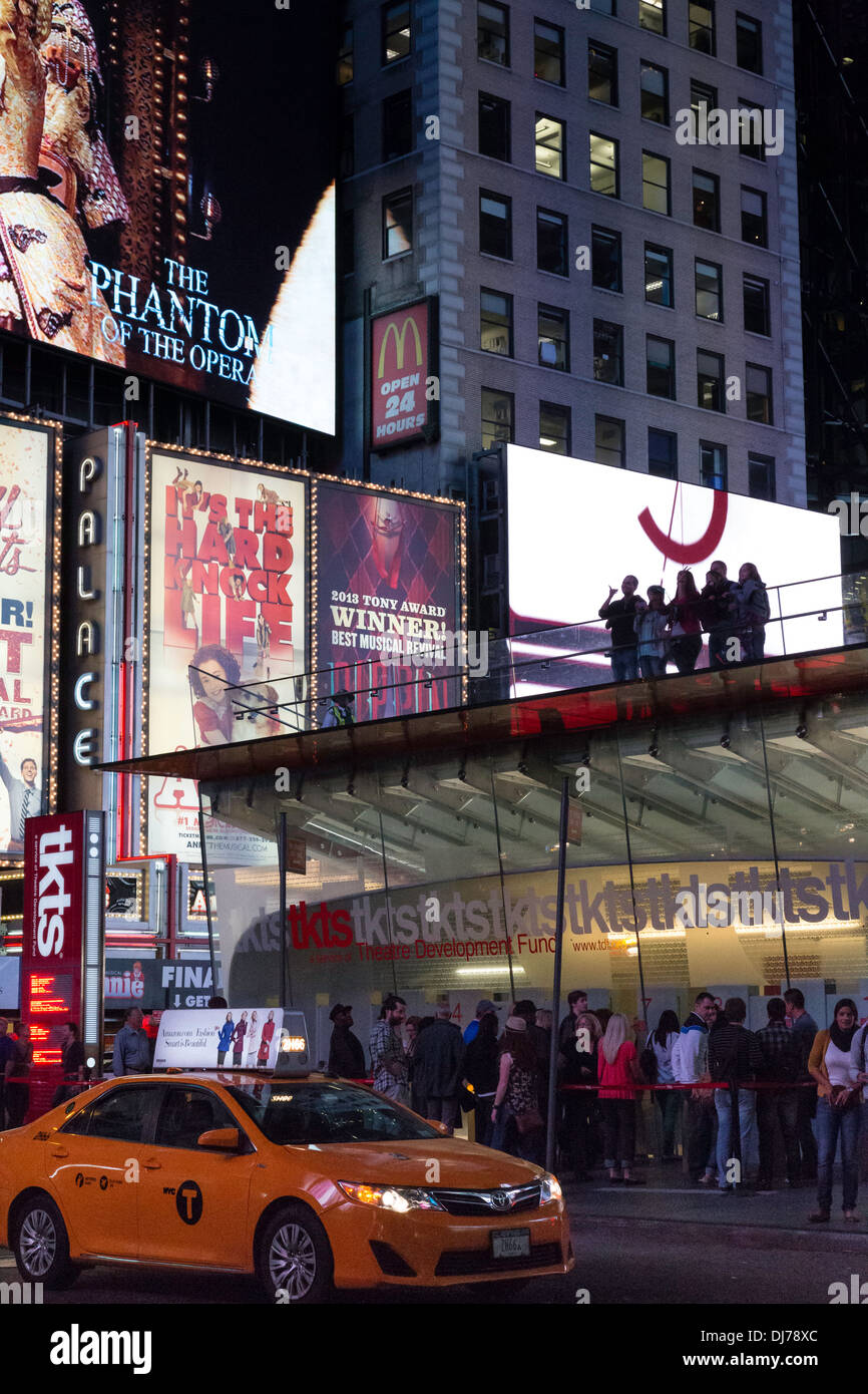 Tkts Discount Broadway Tickets, Duffy Square, Times Square, NYC Stock Photo