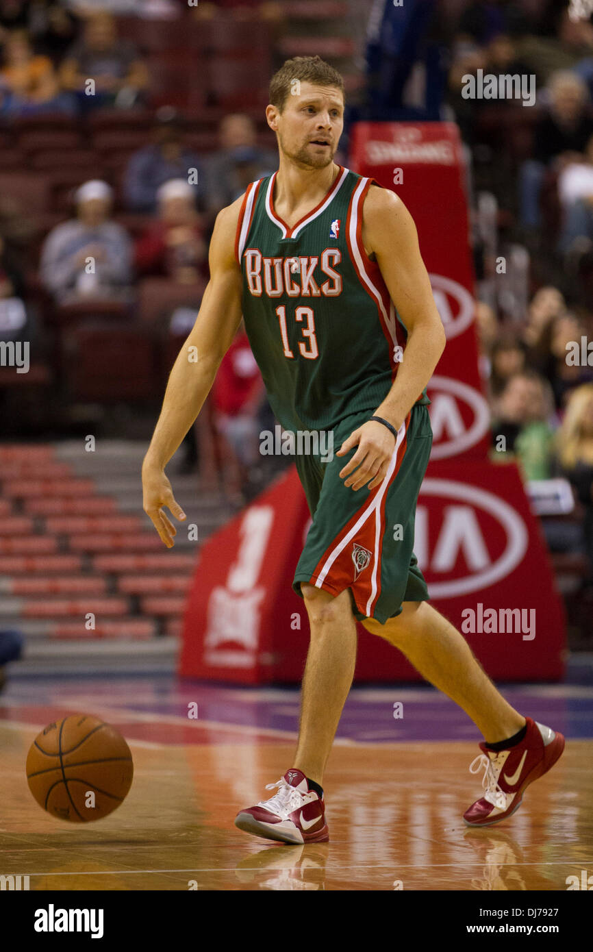 Stuart Ridnour November 22, 2013: Milwaukee Bucks point guard Luke Ridnour (13) in ...
