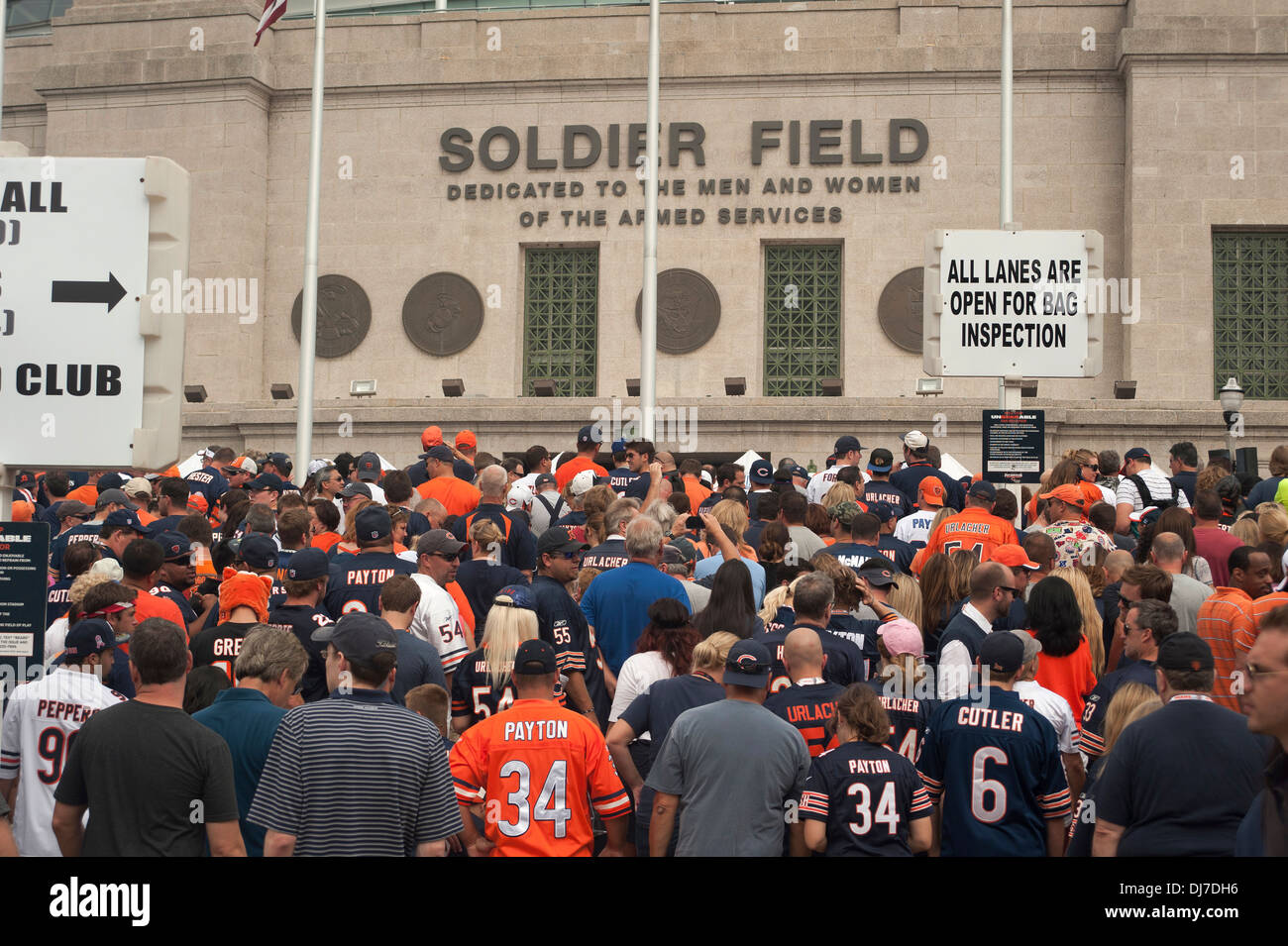 Chicago, Illinois, USA. 24th Dec, 2017. - Bears fans takes part in