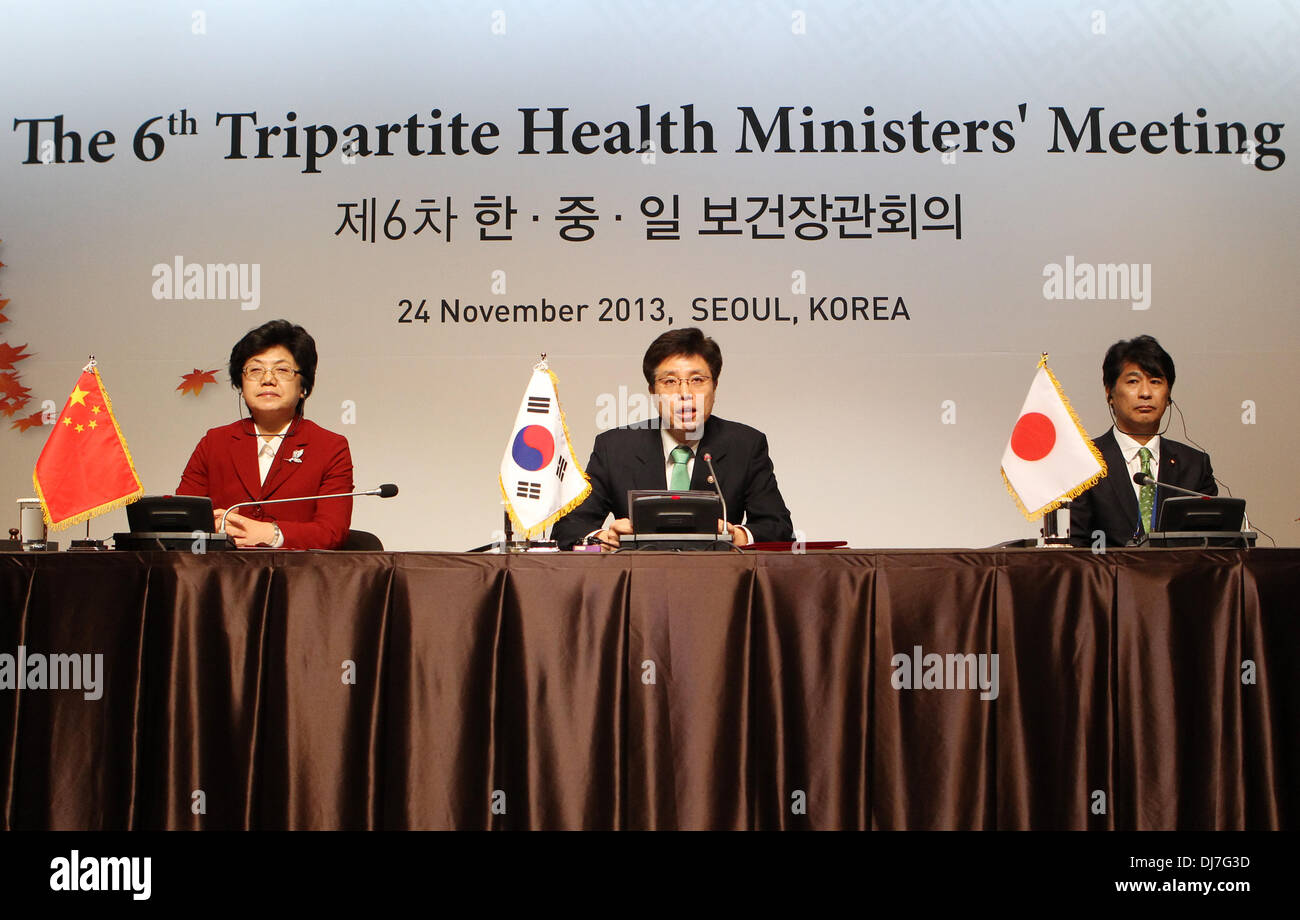 Seoul, South Korea. 24th Nov, 2013. Li Bin (L), head of China's National Health and Family Planning Commission, South Korean Vice Minister of Health and Welfare Lee Young Chan (C), and Japanese Health, Labour and Welfare Minister Tamura Norihisa attend the 6th Tripartite Health Ministers' Meeting in Seoul, South Korea, Nov. 24, 2013. Credit:  Park Jin-hee/Xinhua/Alamy Live News Stock Photo