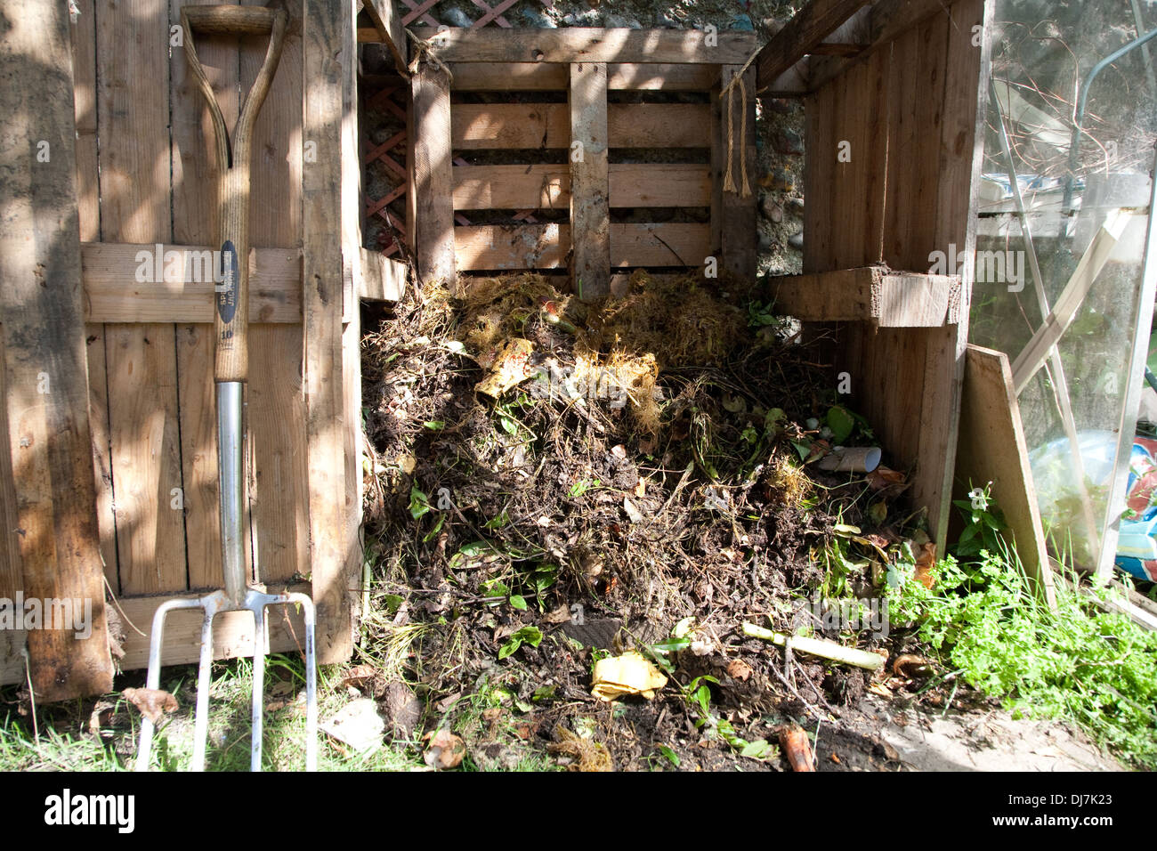 pallet compost heap Stock Photo Alamy