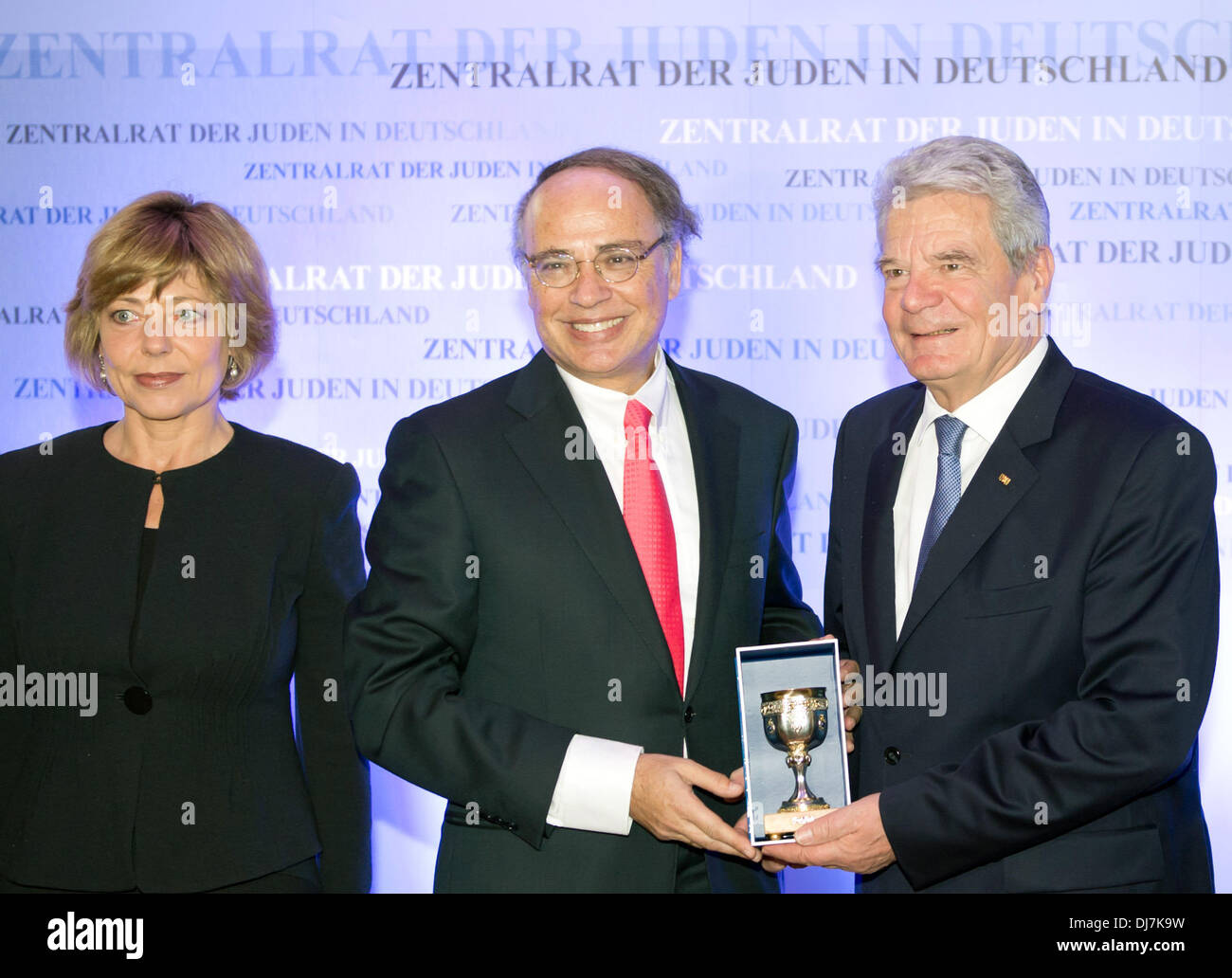 German President Joachim Gauck (C) receives a Kiddush Cup as a gift from Dieter Graumann, President of the Central Council of Jews, next to his partner Daniela Schadt during the Gemeindetag (Community Day) at the Central Council of Jews in Germany in Berlin, Germany, Around 700 participants are expected to the Gemeindetag with numerous workshops about current political and social topics. Photo: SOEREN STACHE Stock Photo