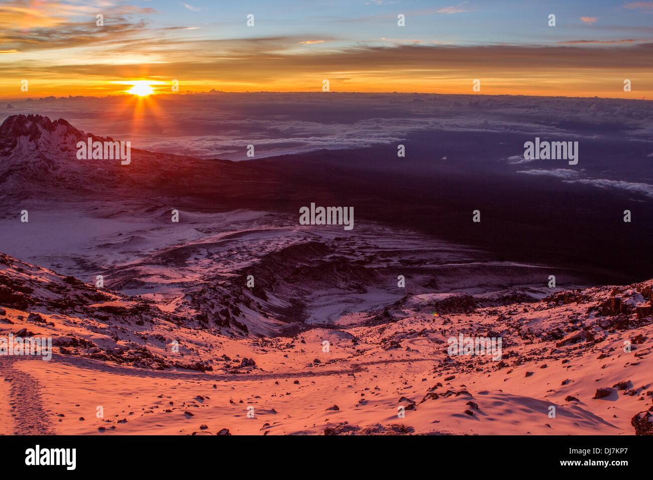 (131124) -- MOUNT KILIMANJARO, Nov. 24, 2013 (Xinhua) -- Photo taken on Nov. 19, 2013 shows the sunrise seen from Stella Point of Mount Kilimanjaro, northern Tanzania. (Xinhua/Li Jing) (djj) Stock Photo