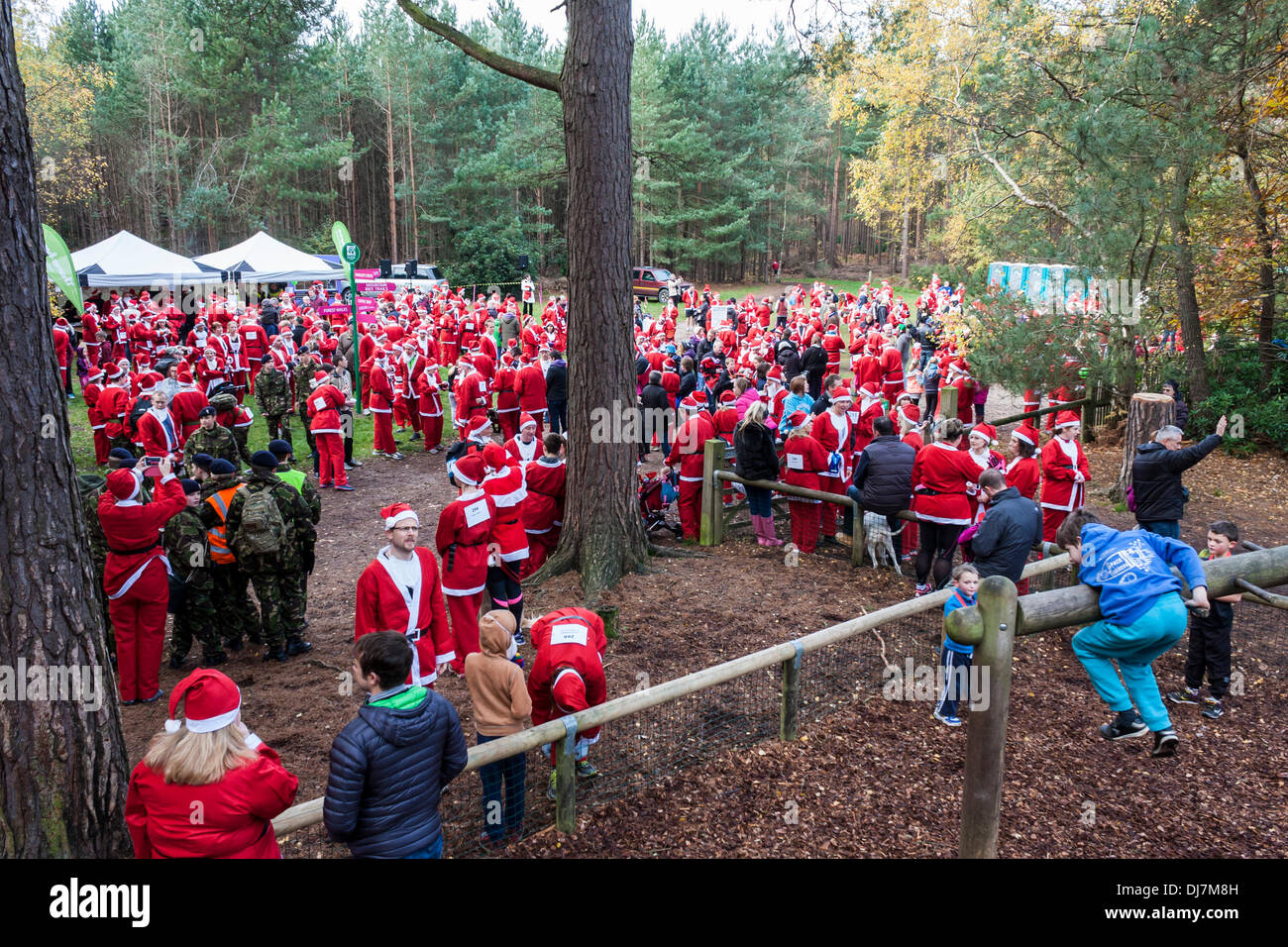 Hundreds of fund-raisers dressed as Santas run in the annual 'Santa Dash' to raise money for the Thames Hospice charity. Swinley Forest, Bracknell, Berkshire, England, GB, UK Stock Photo