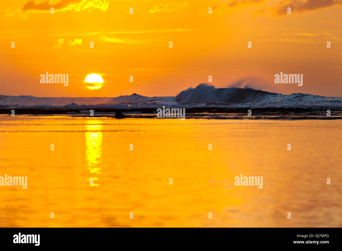 Hawaii wave sunset hi-res stock photography and images - Alamy