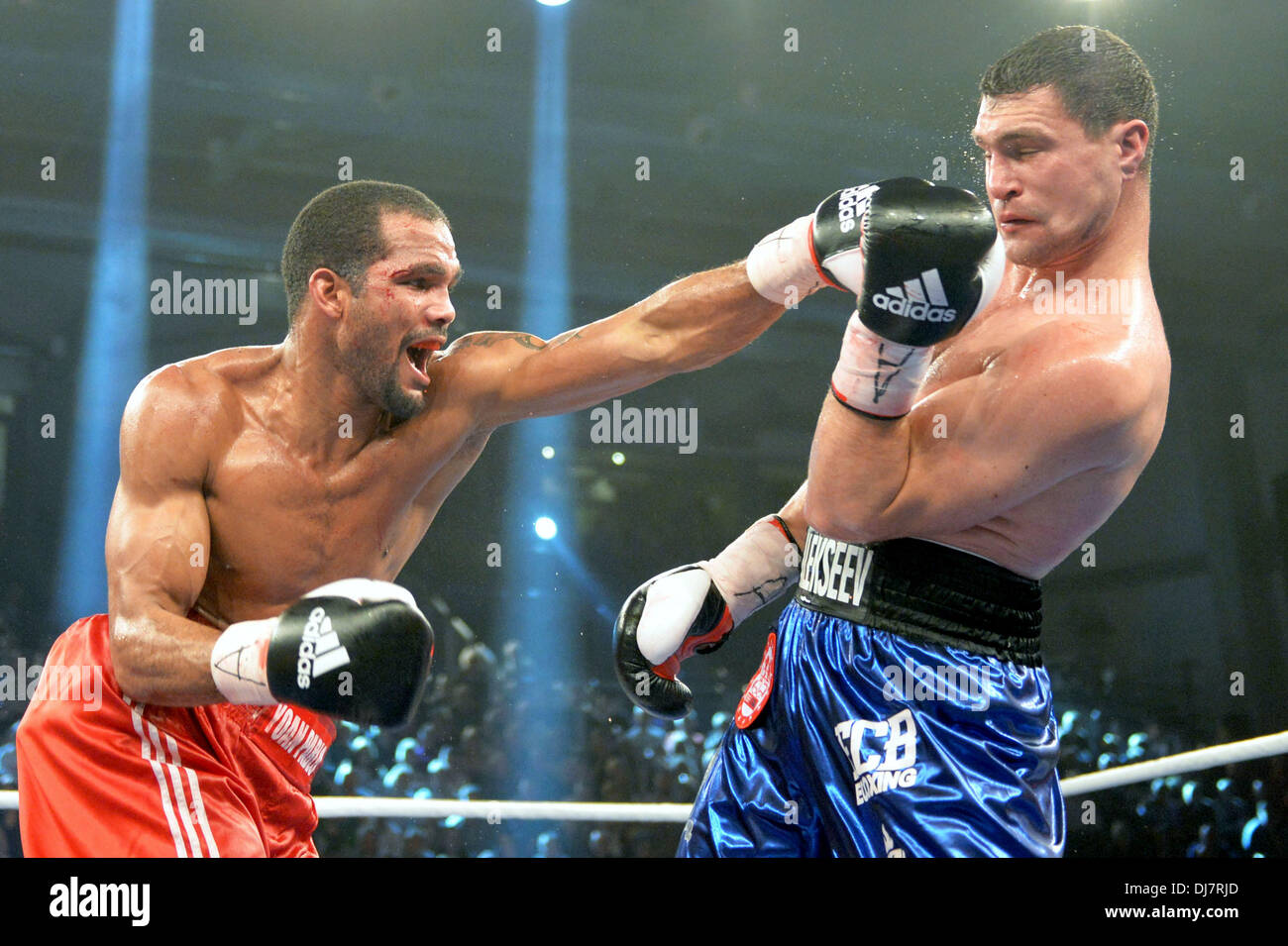 Moscow, Russia. 28th of November, 2013 Boxer Leonid Chernobaev from Belarus  plays chess in the ring in the match of the World Chess Boxing Championship  in Moscow, Russia Stock Photo - Alamy