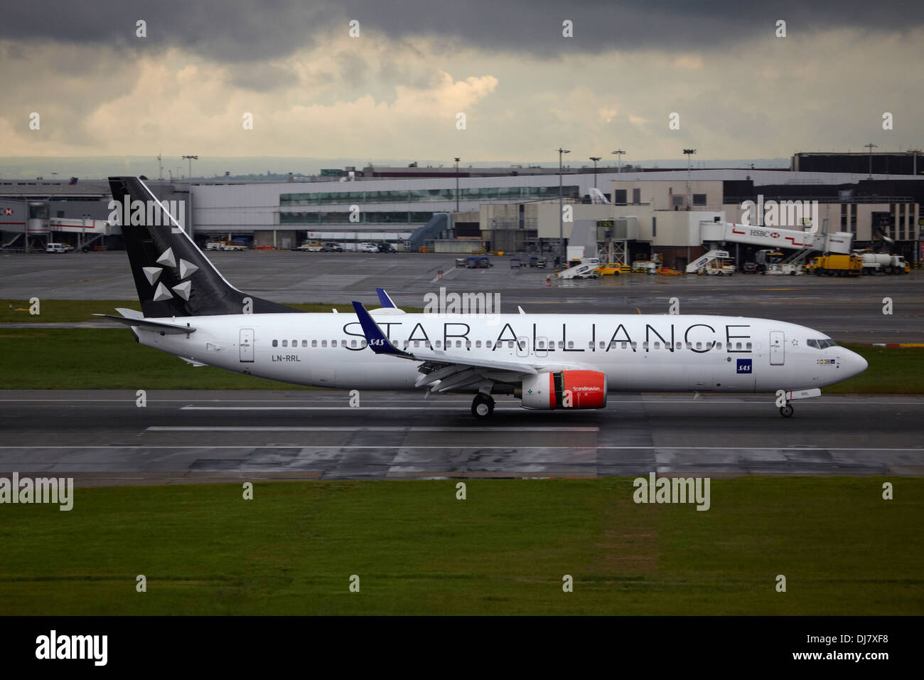 Star Alliance Boeing 737 landing at London Heathrow Airport Stock Photo