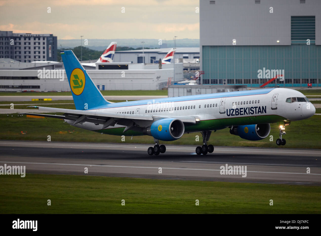 Uzbekistan Airways Boeing 757 landing at London Heathrow Airport Stock Photo