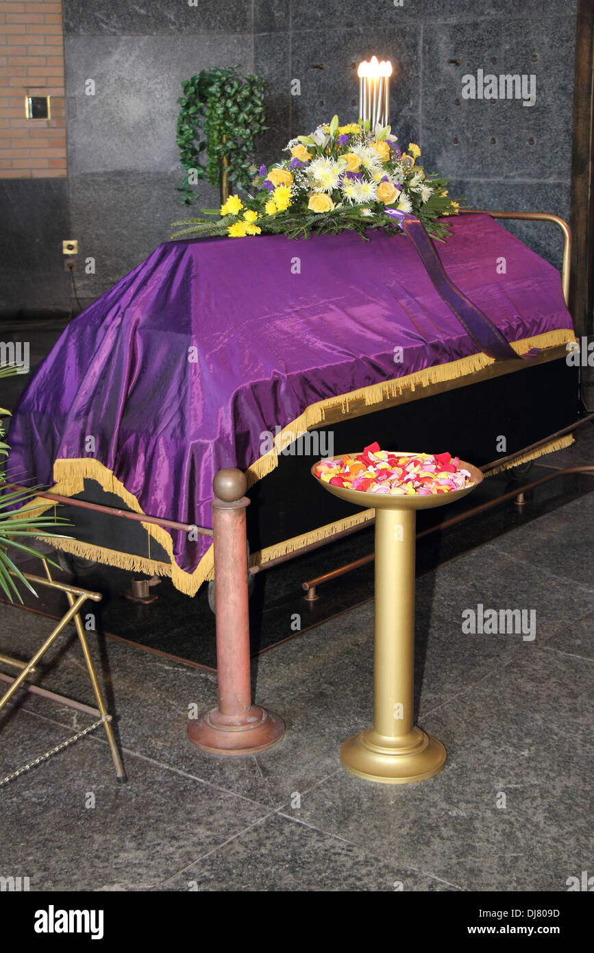 A coffin in a morgue with a flower arrangement Stock Photo