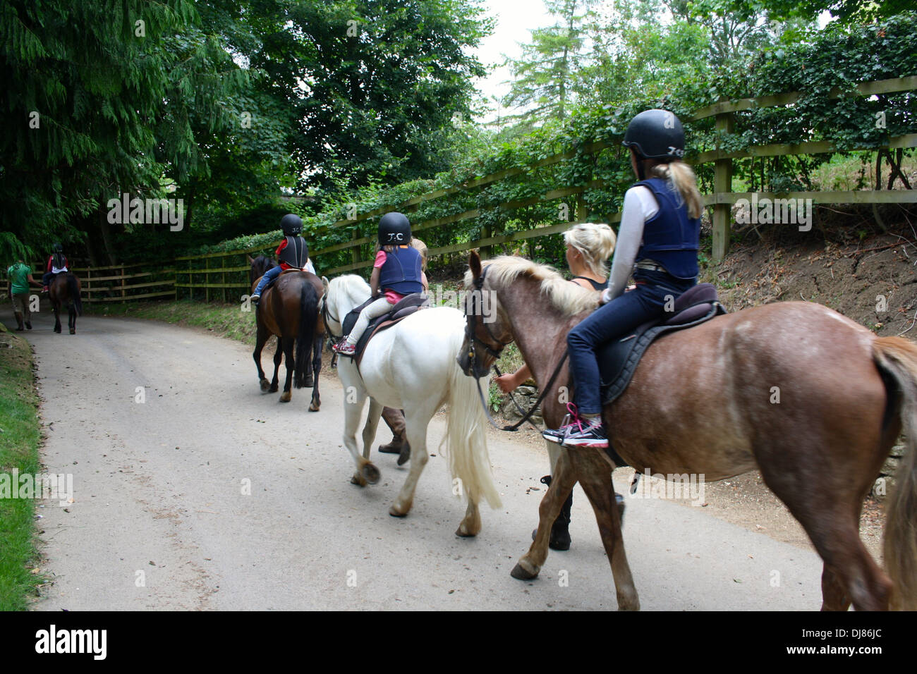 Children on ponies hi-res stock photography and images - Alamy