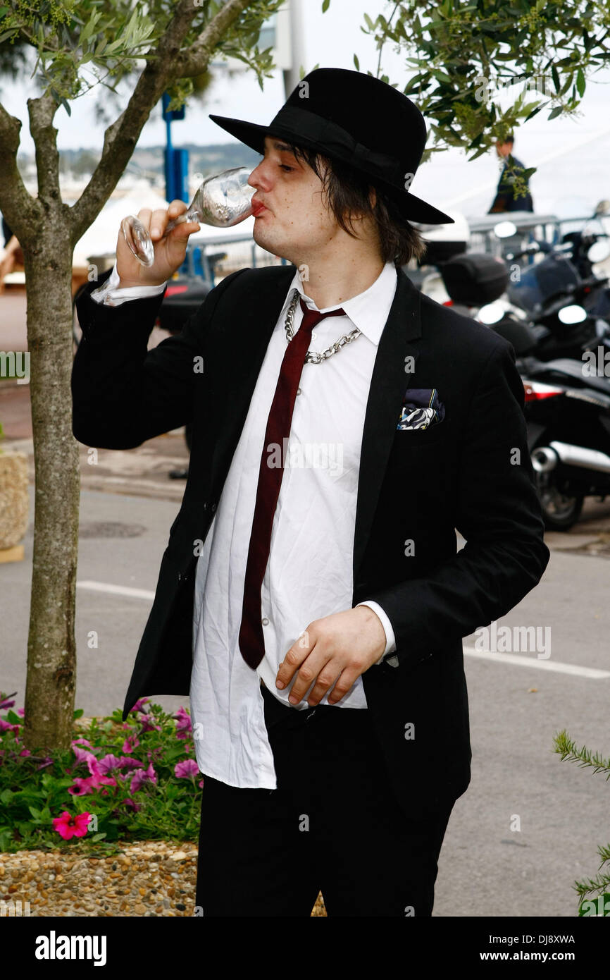Pete Doherty drinking a glass of wine in Vegaluna Place after leaving his photocall at the 65th Cannes Film Festival. Cannes, France - 20.05.12 Stock Photo