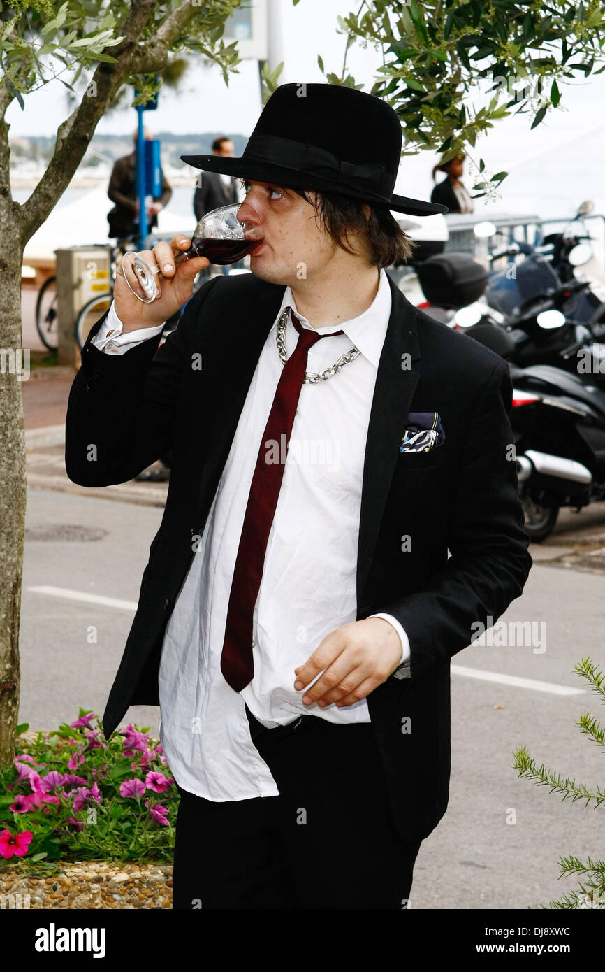Pete Doherty drinking a glass of wine in Vegaluna Place after leaving his photocall at the 65th Cannes Film Festival. Cannes, France - 20.05.12 Stock Photo