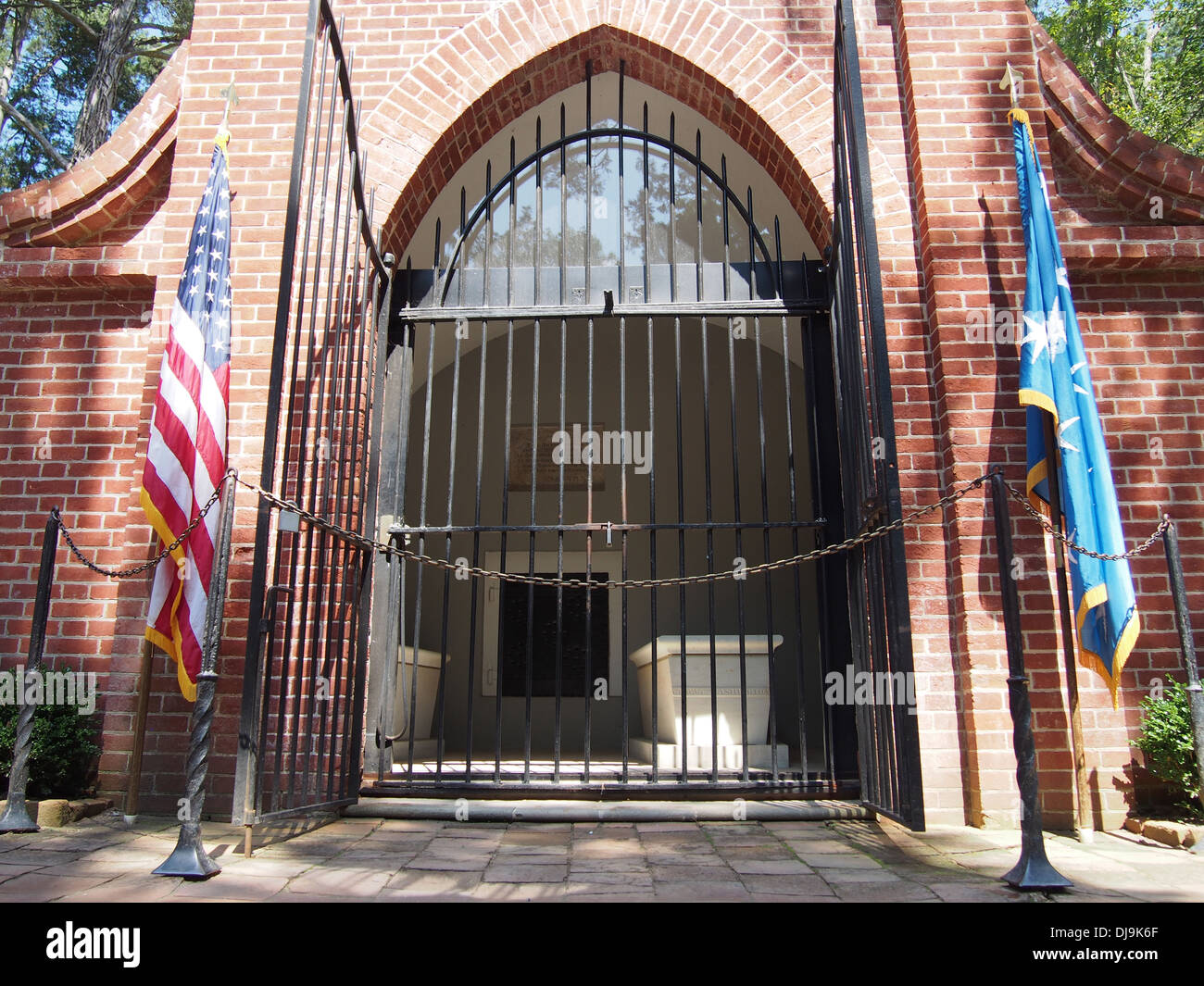 Washington Tomb at George Washingtons Mount Vernon Estate, Museum &  Gardens, Virginia, USA Stock Photo - Alamy