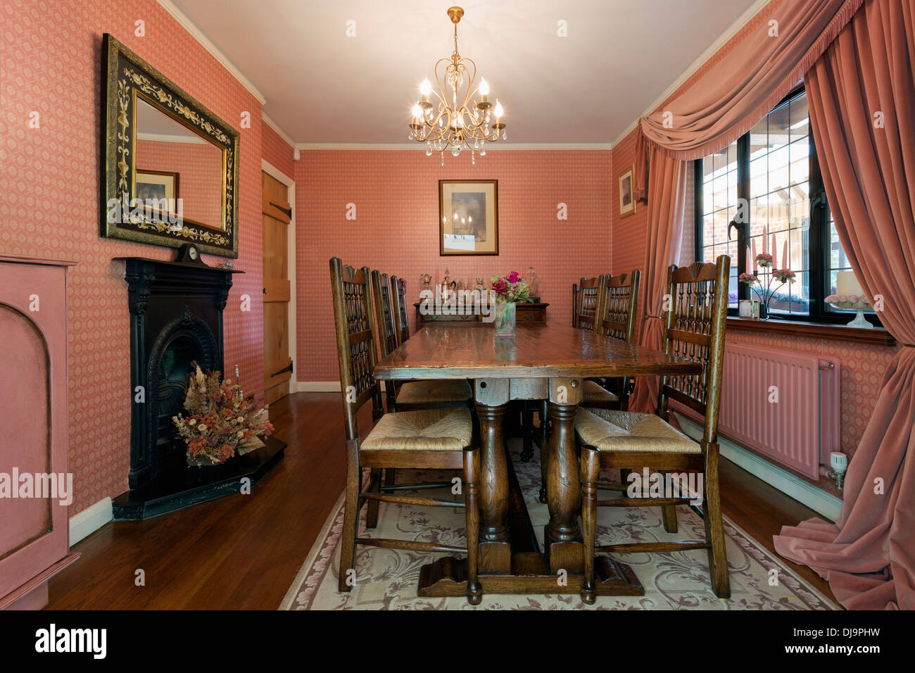 Old fashioned dining room hi-res stock photography and images - Alamy