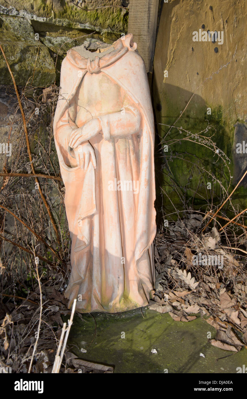 Statue missing head smashed Stock Photo Alamy